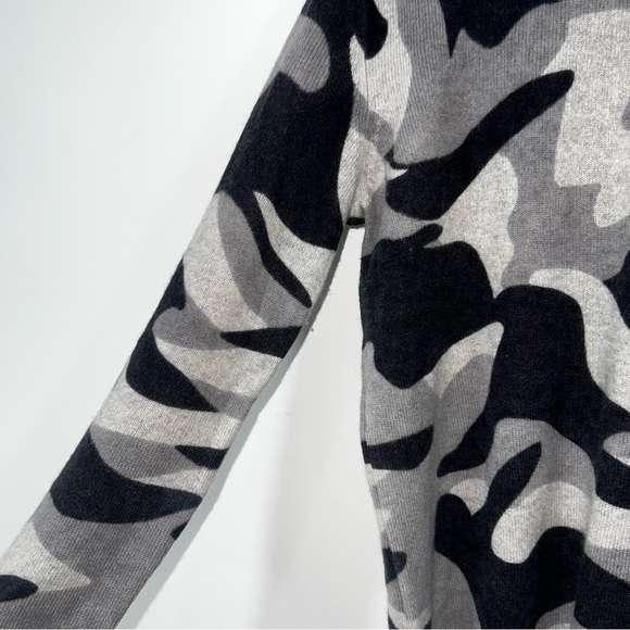 Bloomingdale's Black and Gray Camouflage Crewneck Cashmere Sweater - Picture 3 of 4